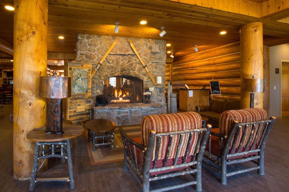 Headwaters Lodge & Cabins at Flagg Ranch 1
