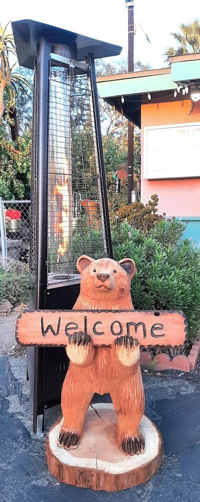 HARRY'S MAN CAVE - A Vintage Motel on the Historic 395 route - The New Star Motel Experience 1