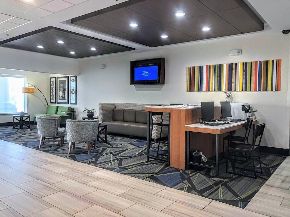 Holiday Inn Express & Suites HEARNE by IHG 1