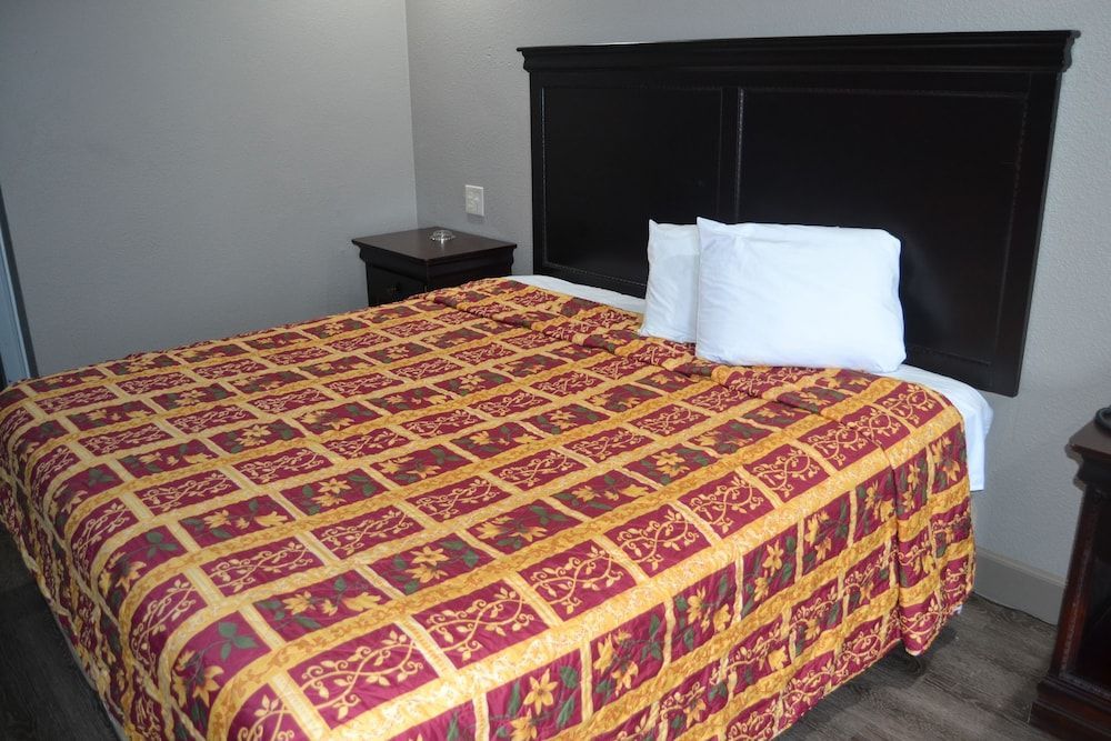 Deluxe Inn Irving 2