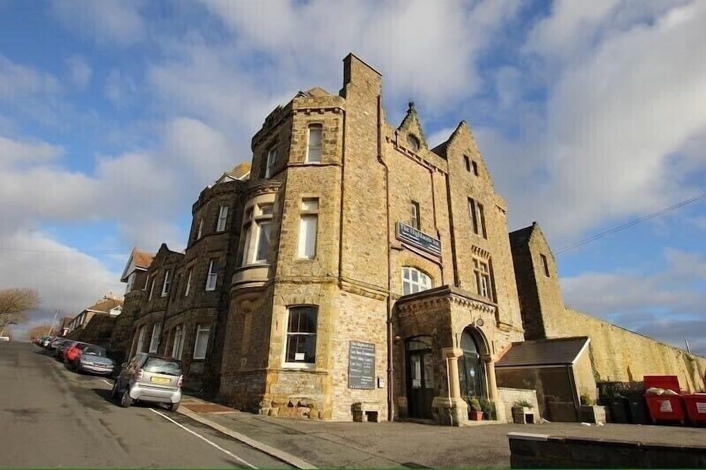Highlands Hotel and bar 1