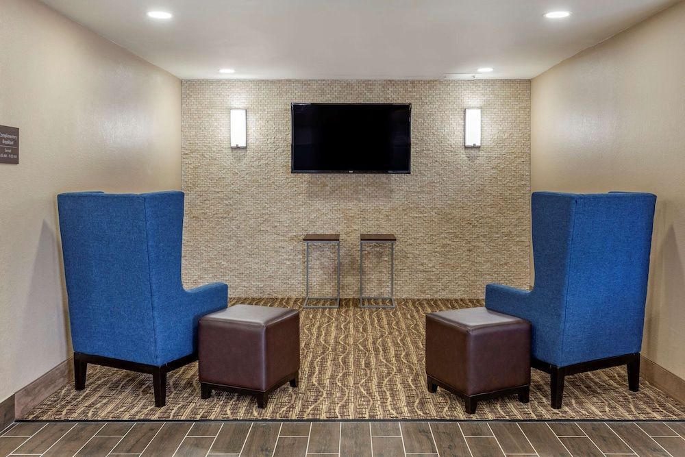 Comfort Inn & Suites Spring Lake - Fayetteville near Fort Bragg 2