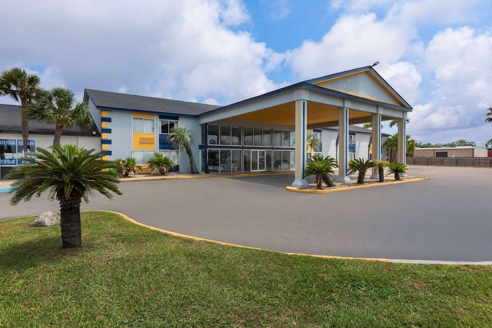 Super 8 by Wyndham Biloxi at the Beach 1