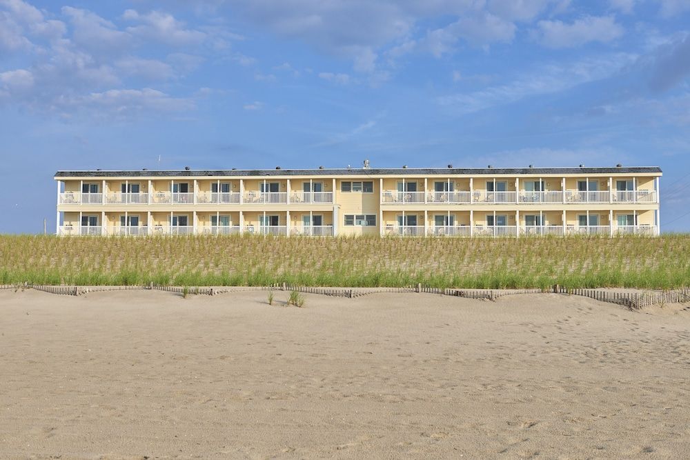 Drifting Sands Oceanfront Hotel 1