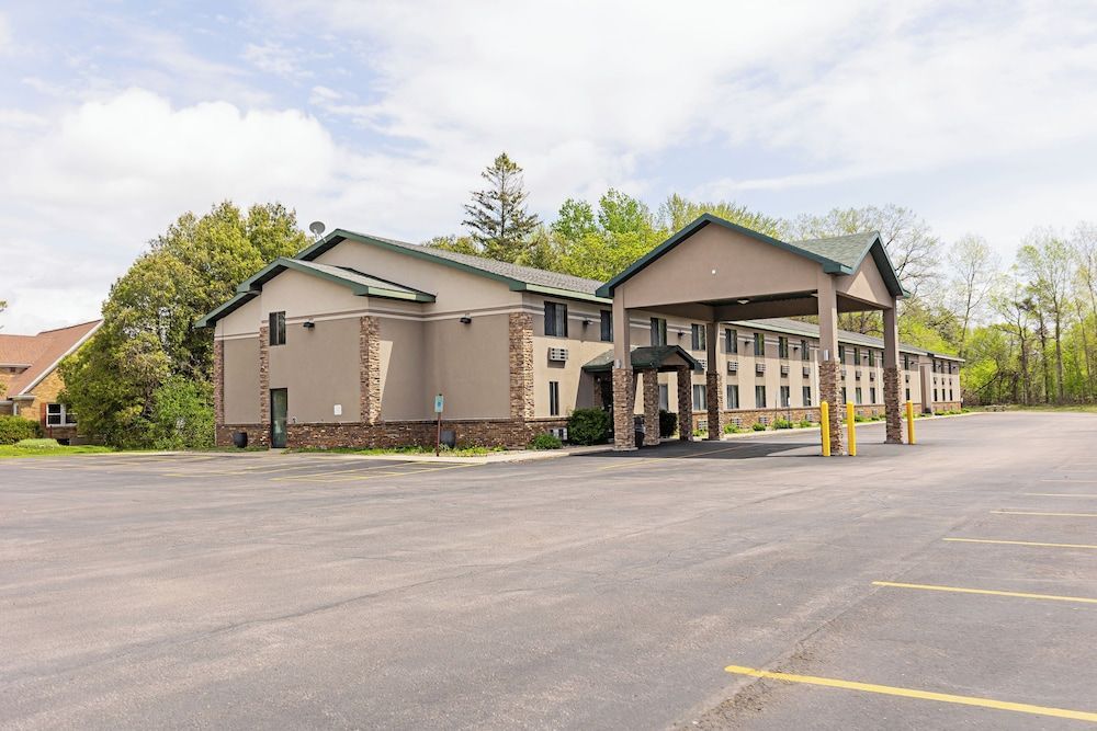 Quality Inn & Suites Marinette 1