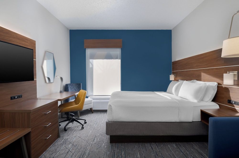 Holiday Inn Express & Suites BENTONVILLE by IHG 1