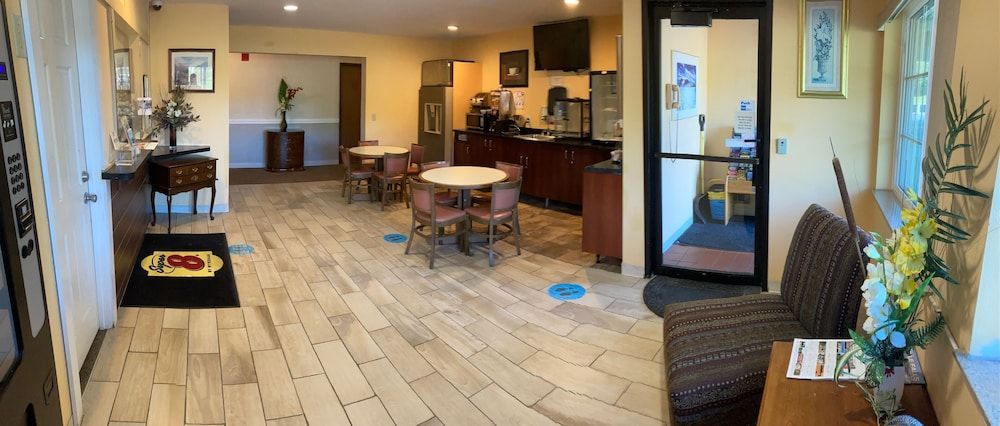 Super 8 by Wyndham Chisago City 2
