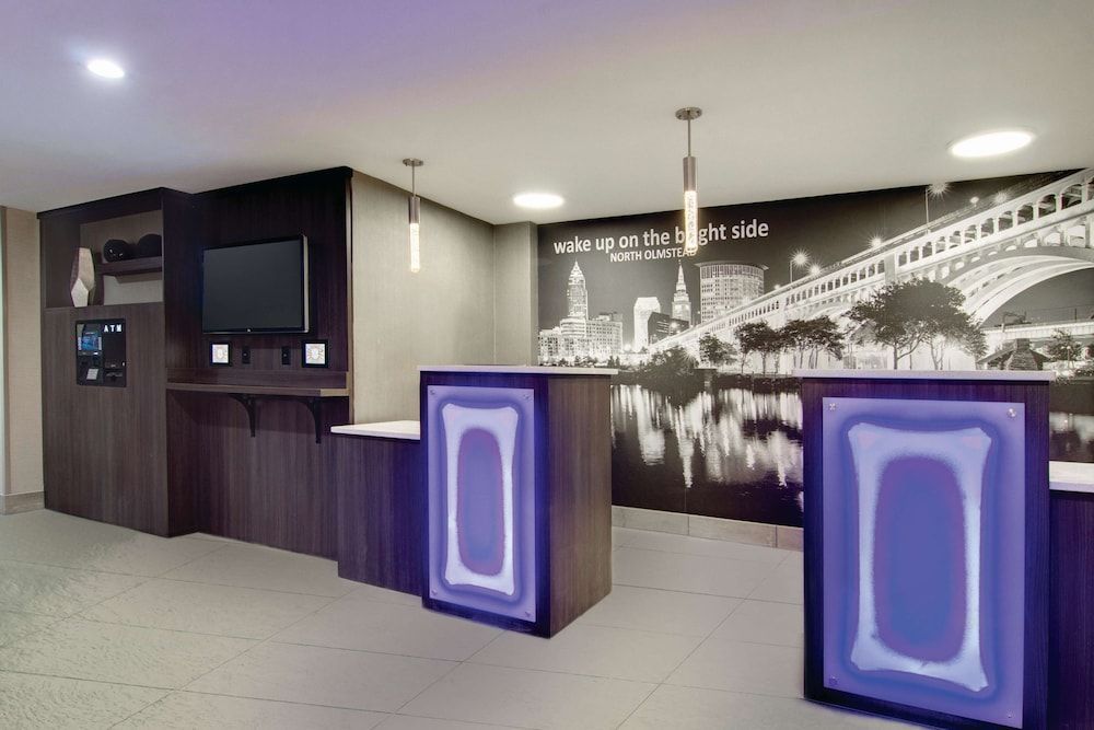 La Quinta Inn & Suites by Wyndham Cleveland Airport West 2
