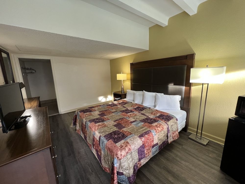 James River Inn & Suites 1