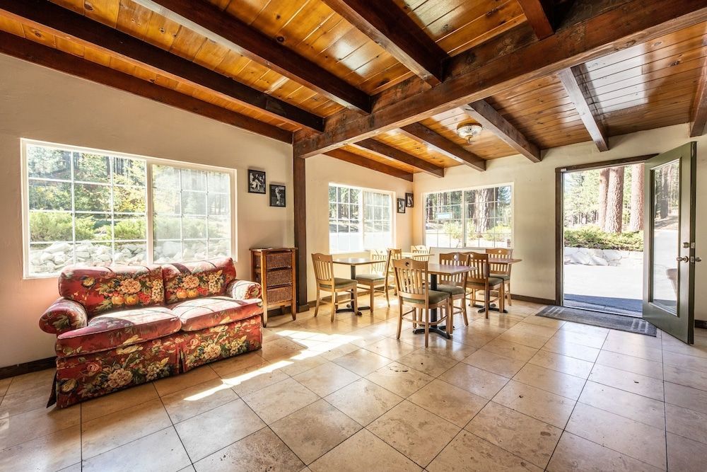 Emerald Bay Lodge 2