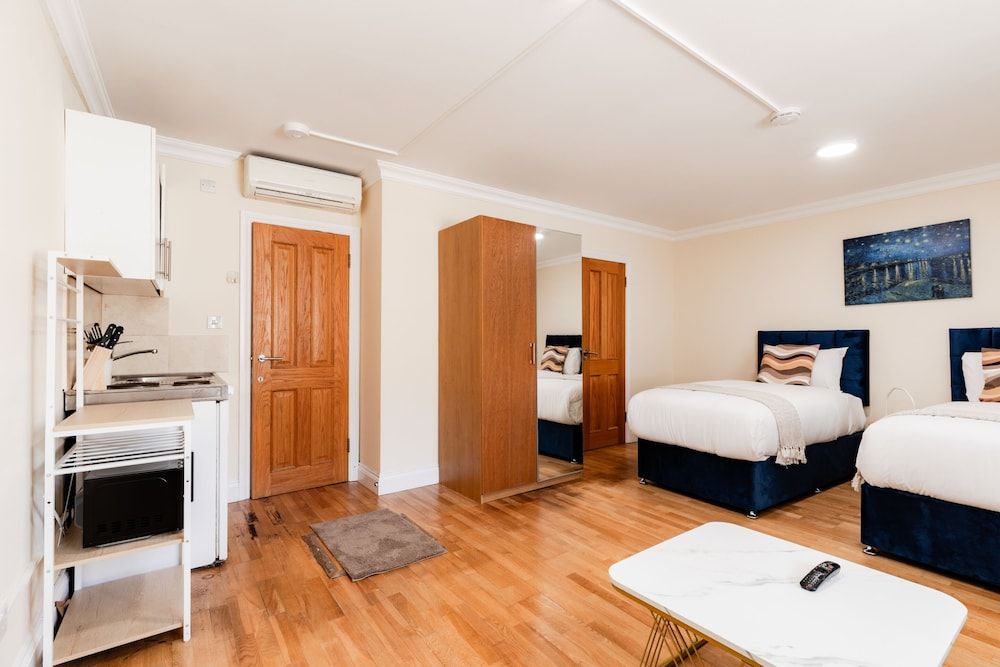 Warm Apartments in Queensway 1