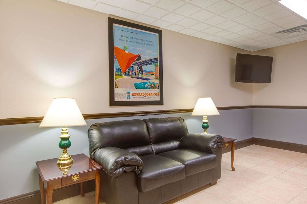 Howard Johnson by Wyndham Beckley 2