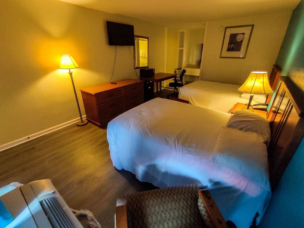 Clover Inn & Suites 1