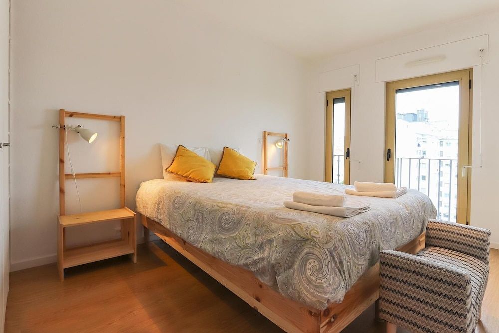 Modern Bright Avenidas Novas by Homing 1