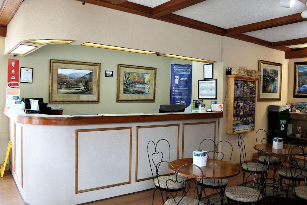 Econo Lodge Inn & Suites on the River 2