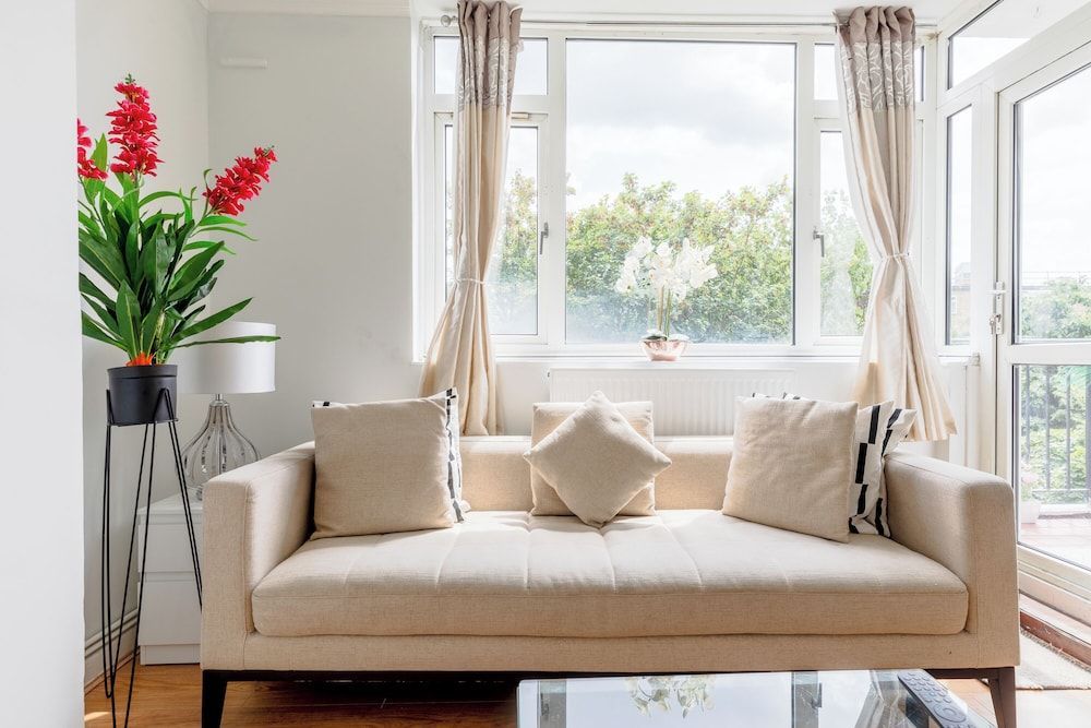 Bright 3BR London Flat with Balcony & Parking 1