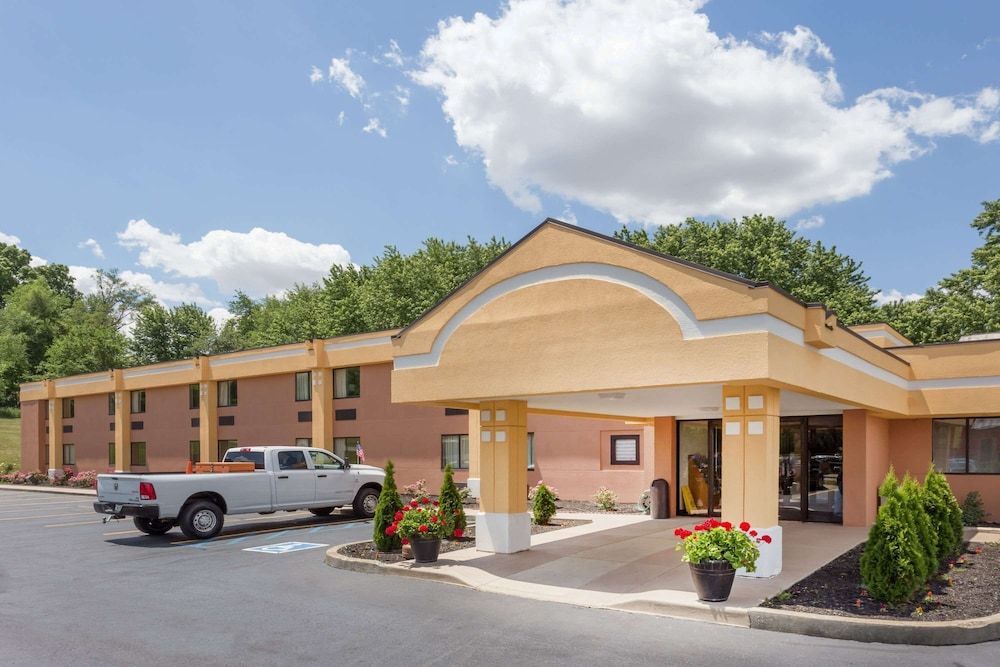 Super 8 by Wyndham Logansport 1