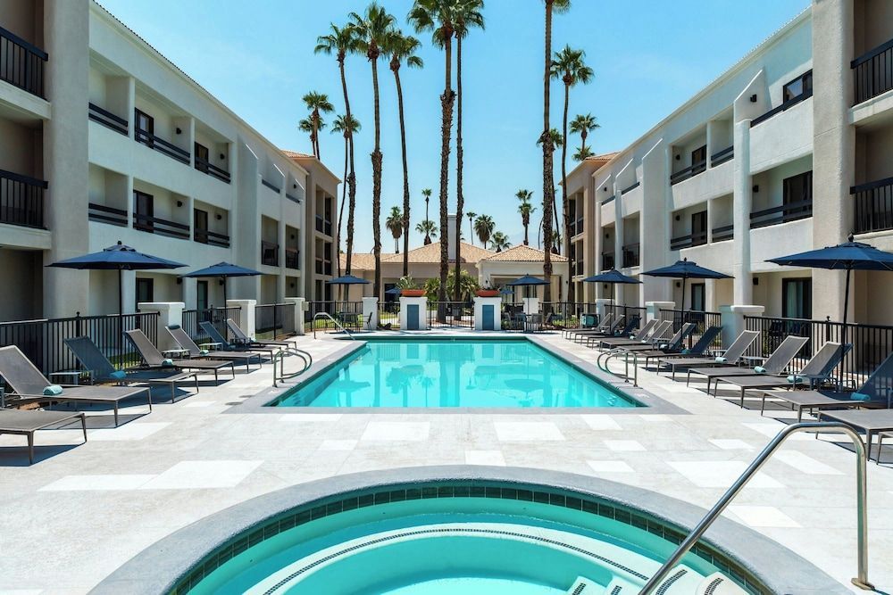 Courtyard by Marriott Palm Springs 1