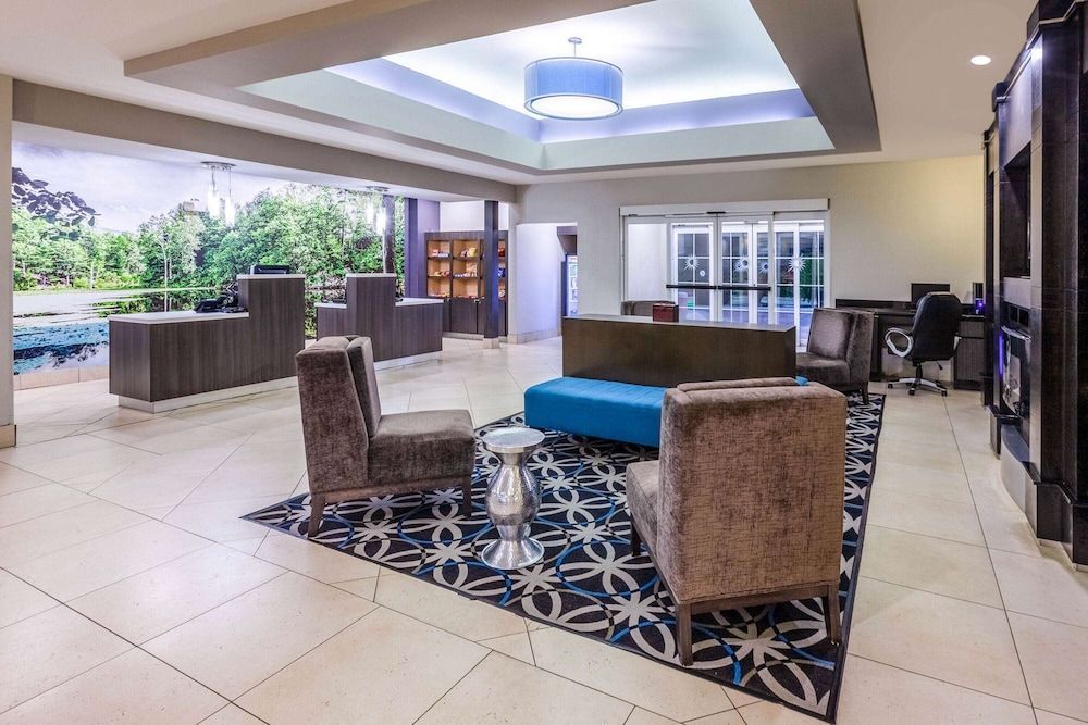 La Quinta Inn & Suites by Wyndham Lumberton 2