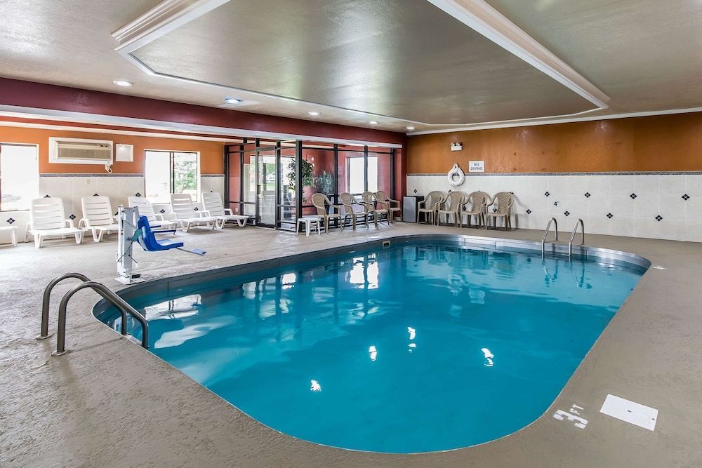 Quality Inn & Suites Evansville North 1