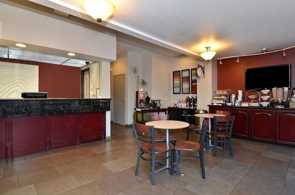 Clackamas Inn and Suites 2