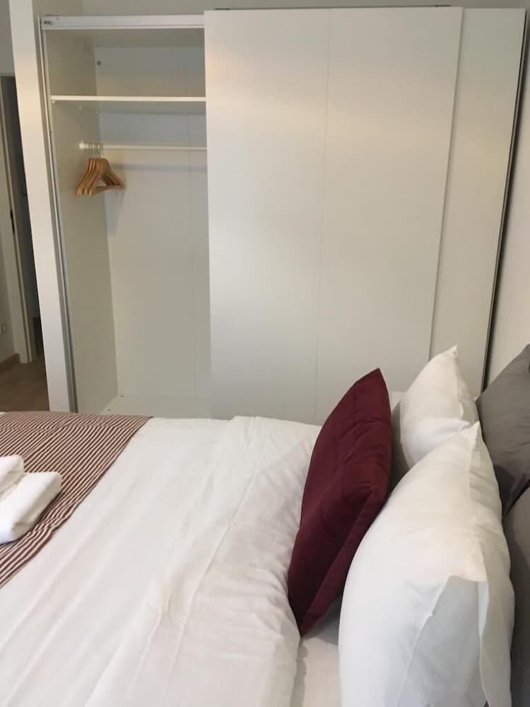 Modern 3 Beds In Convenient Location - Parking 2