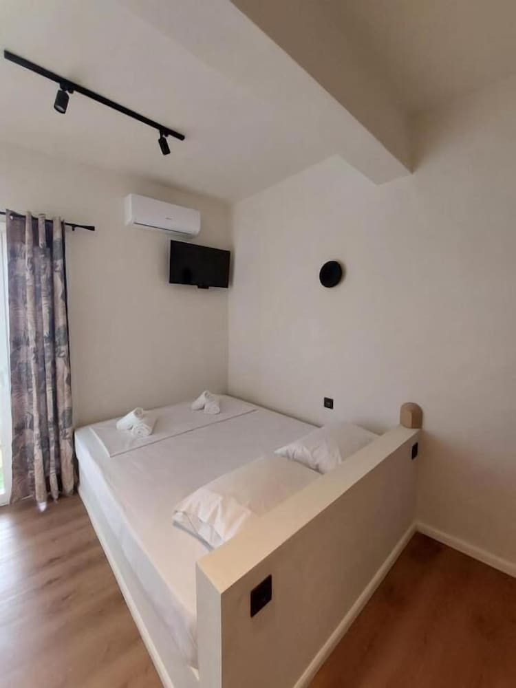 Chavalon Apartments 1