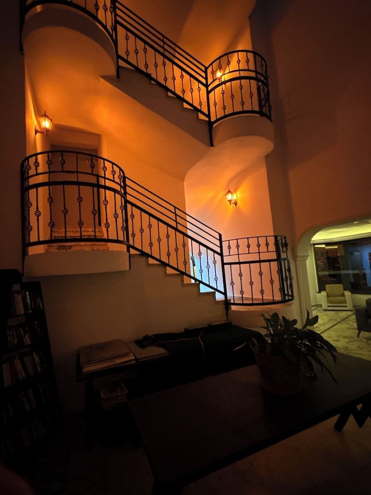 Cleo Hotel 2