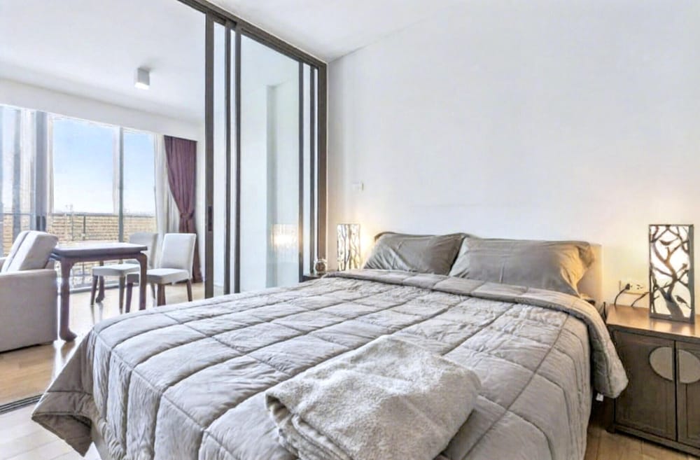 S39- 1 BR Downtown Bangkok Apt with Balcony and Pool 1