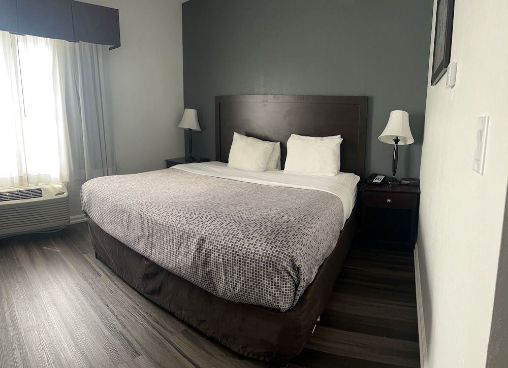 Econo Lodge & Suites Grand Rapids Airport 1