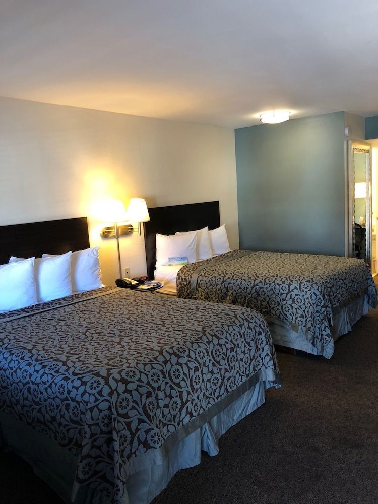 Days Inn by Wyndham Camarillo - Ventura 2