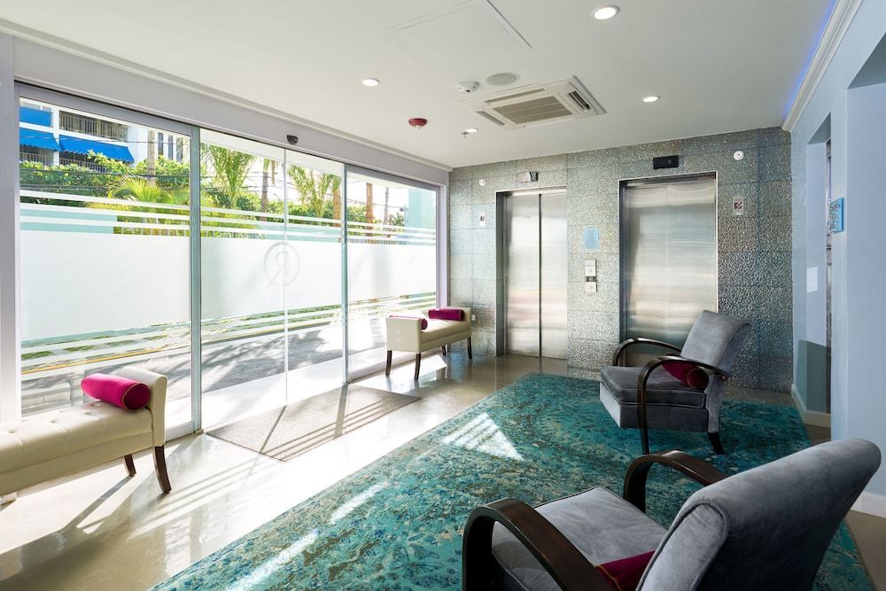 R Hotel Kingston 2