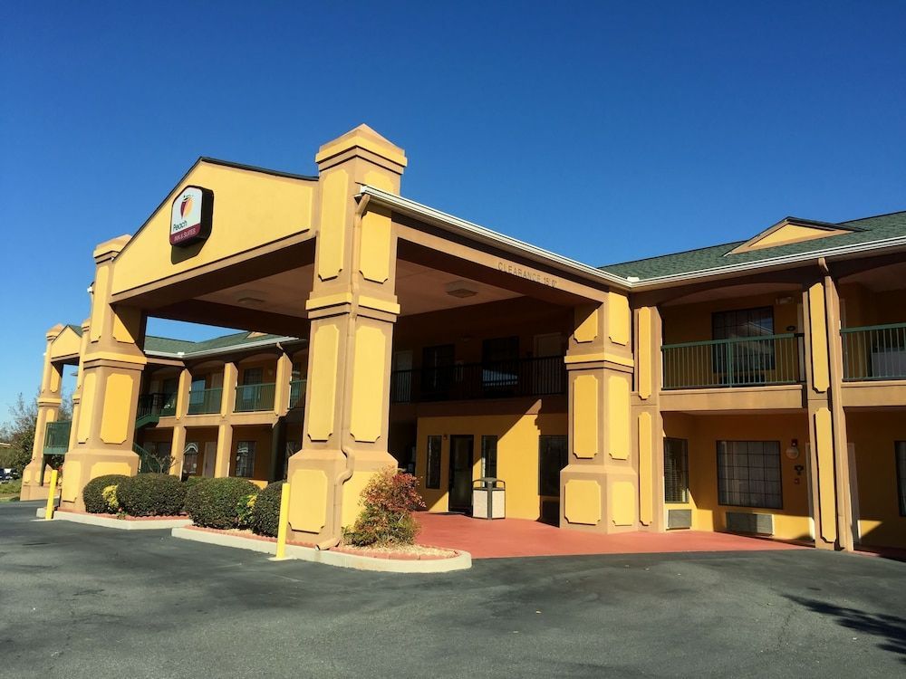 Peach State Inn & Suites 1