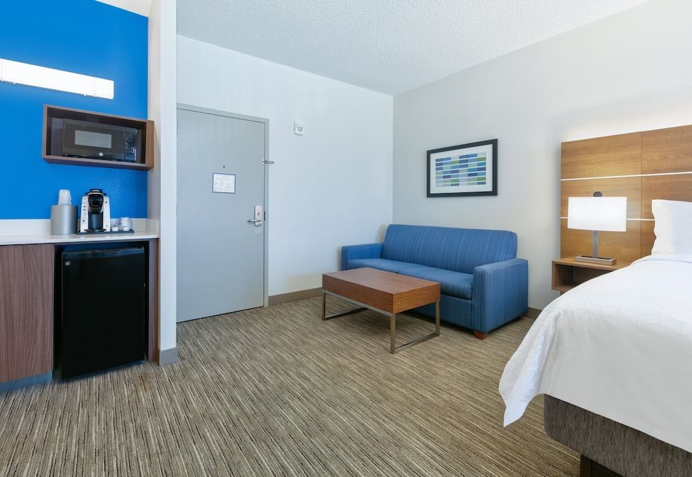 Holiday Inn Express & Suites DALLAS FT. WORTH AIRPORT SOUTH by IHG 2