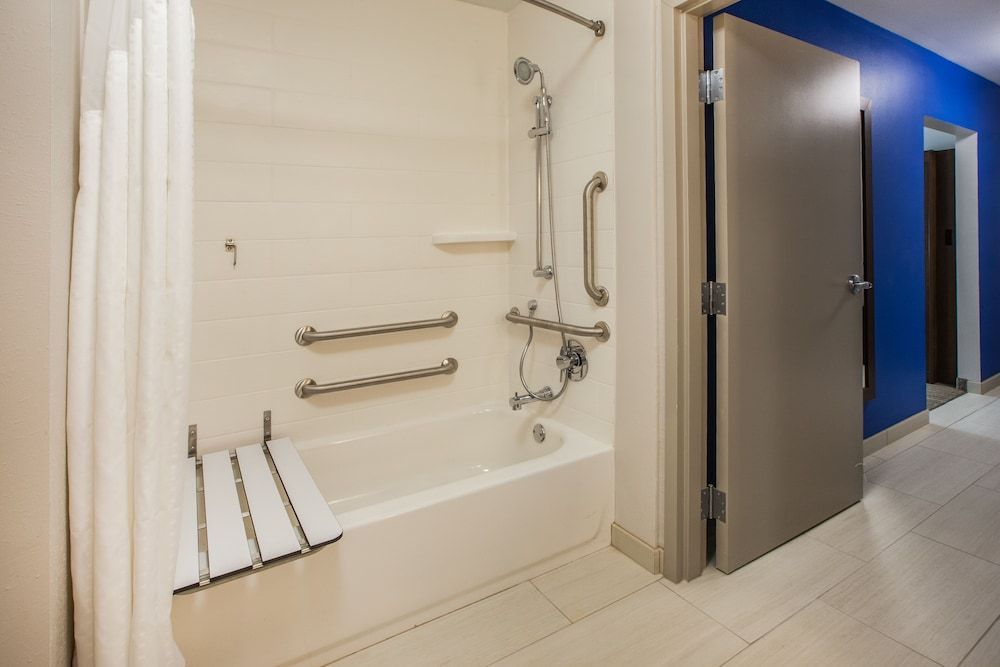 Holiday Inn Express & Suites TOMAH by IHG 1