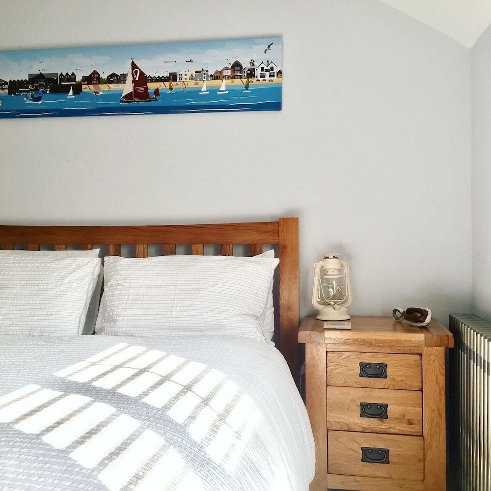 The Seaview Snug 1