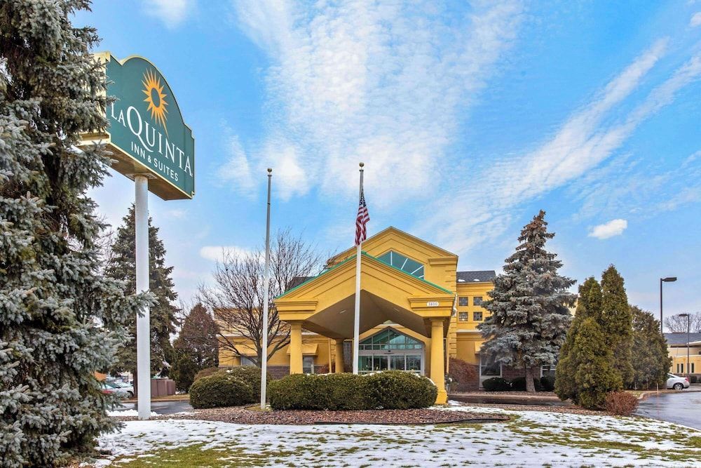 La Quinta Inn & Suites by Wyndham Appleton College Avenue 1