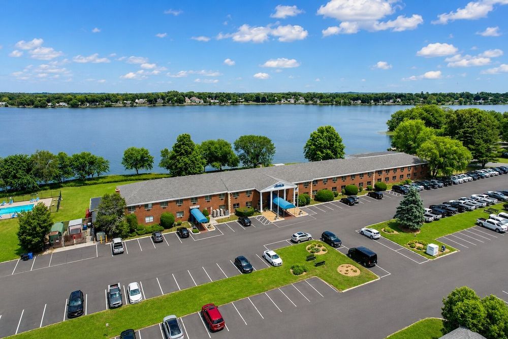 Lakeside Inn 1