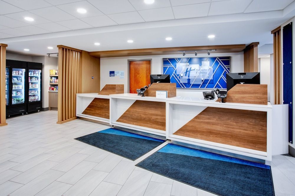 Holiday Inn Express & Suites BELLEVILLE (AIRPORT AREA) by IHG 1
