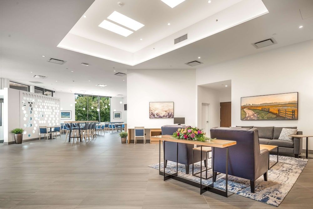 Coast Tsawwassen Inn 1