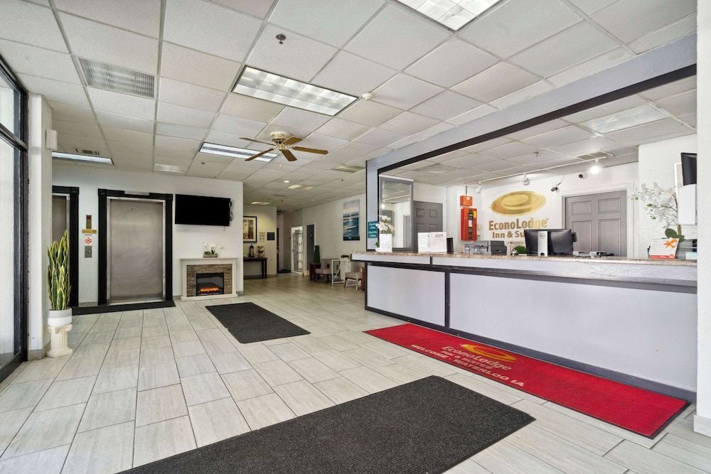 Econo Lodge Inn & Suites Waterloo Downtown 2