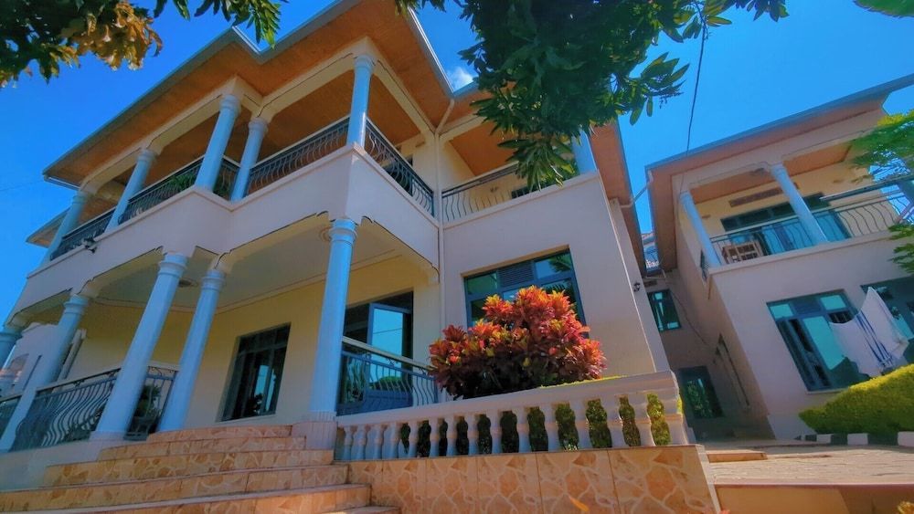 Paris - Kigali - The Vibrant Loadge - Kigali