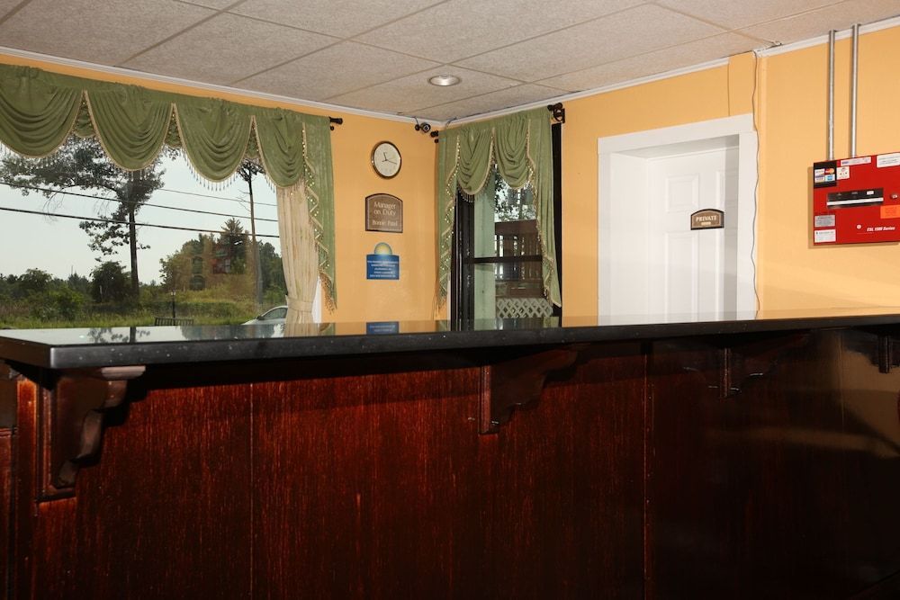 Days Inn by Wyndham Queensbury/Lake George 2