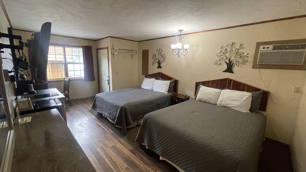 Cedar Wood Inn 2