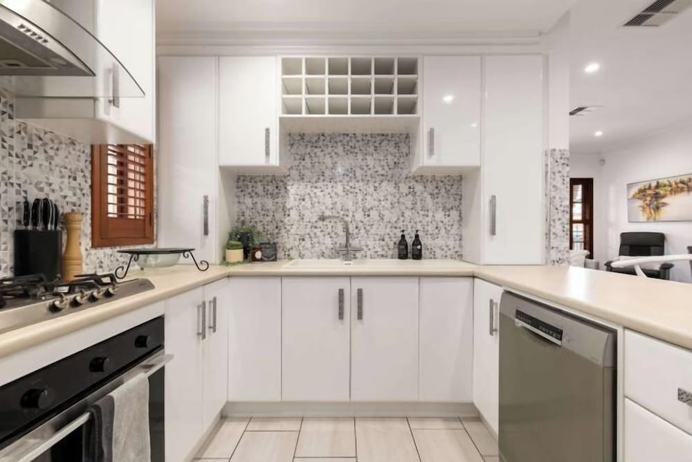 Beach & Bay - Modern Family Stay Glenelg North 2