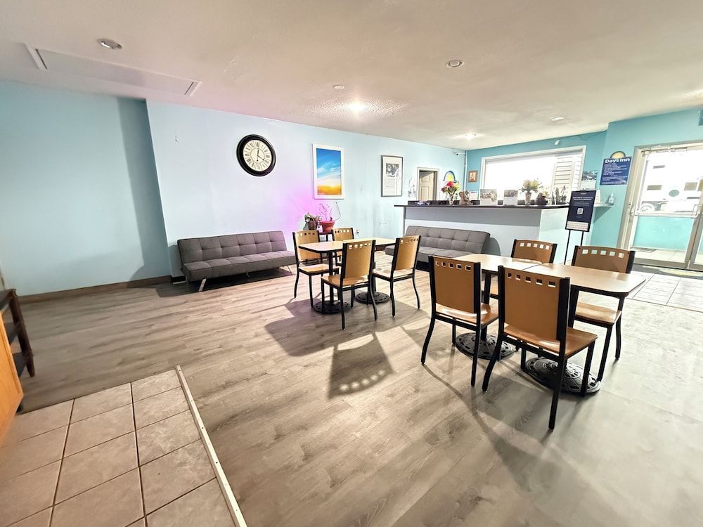 Days Inn by Wyndham Seymour 2