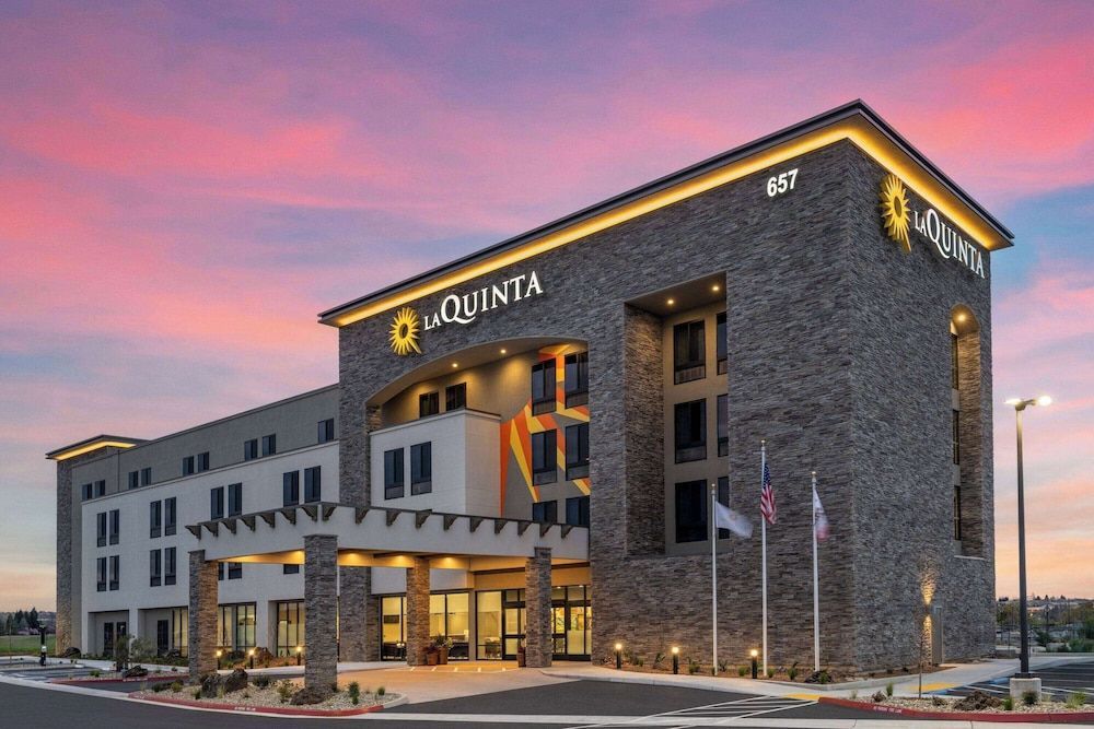 La Quinta Inn and Suites by Wyndham Lincoln 1