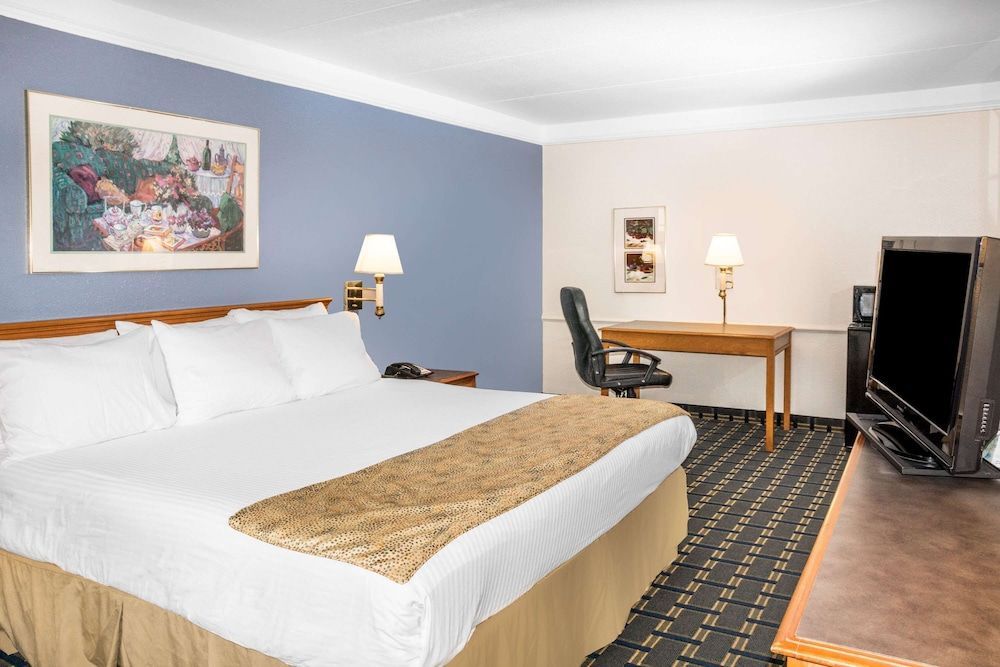 Days Inn by Wyndham Houston 1