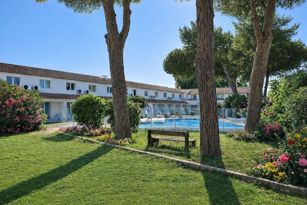 Artemia Aigues-Mortes - Hôtel avec piscine - Bornes électriques - Parking privé - Local vélo-moto 1