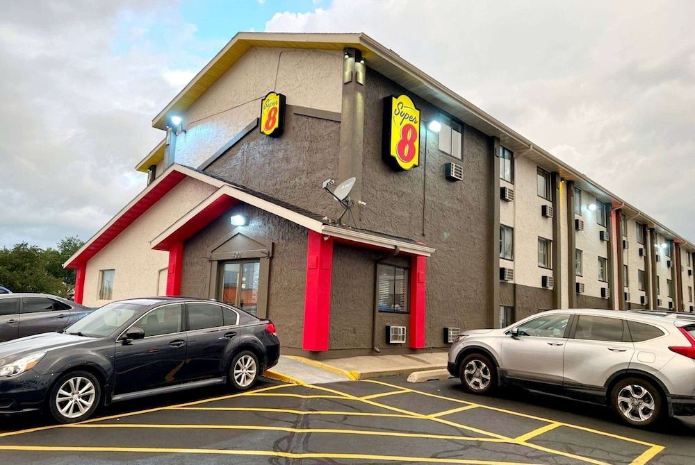 Super 8 by Wyndham Cedar Rapids 1
